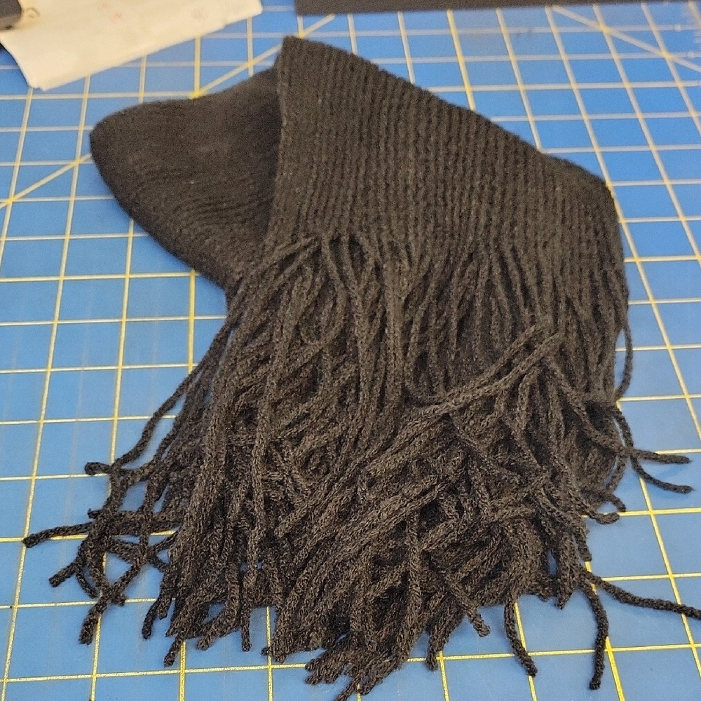 Knit 20" Scarf w 30" w Fringe New - Black